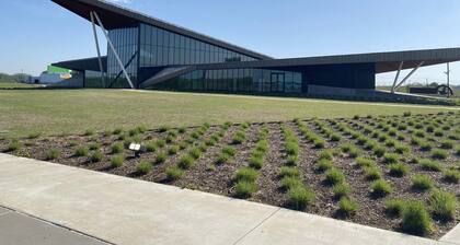 Downtown Loft: King/Queen Suites- 2½ Baths Near Convention Center EV charging