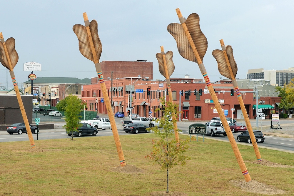 Old Fort Loft near U.S. Marshals Museum /EV free charging/King & Queen suites!