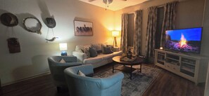 Smart-tv, dvd-spelare, böcker och ett musikbibliotek