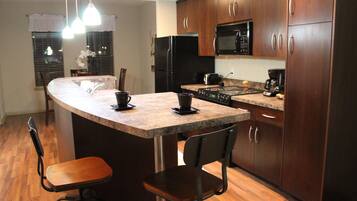 Réfrigérateur, micro-ondes, four, plaque de cuisson