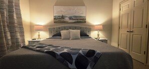 2 sovrum, skrivbord, strykjärn/strykbräda och resesäng