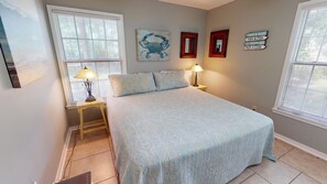 4 bedrooms, iron/ironing board, Internet, bed sheets - Spacious cottage feat. multiple indoor + outdoor living spaces. (Tybee Island)