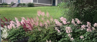 PRIVATE & AFFORDABLE charming custom ranch in S. Woodstock. WIFI and AC.