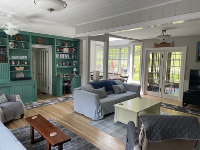 PRIVATE & AFFORDABLE charming custom ranch in S. Woodstock. WIFI and AC.