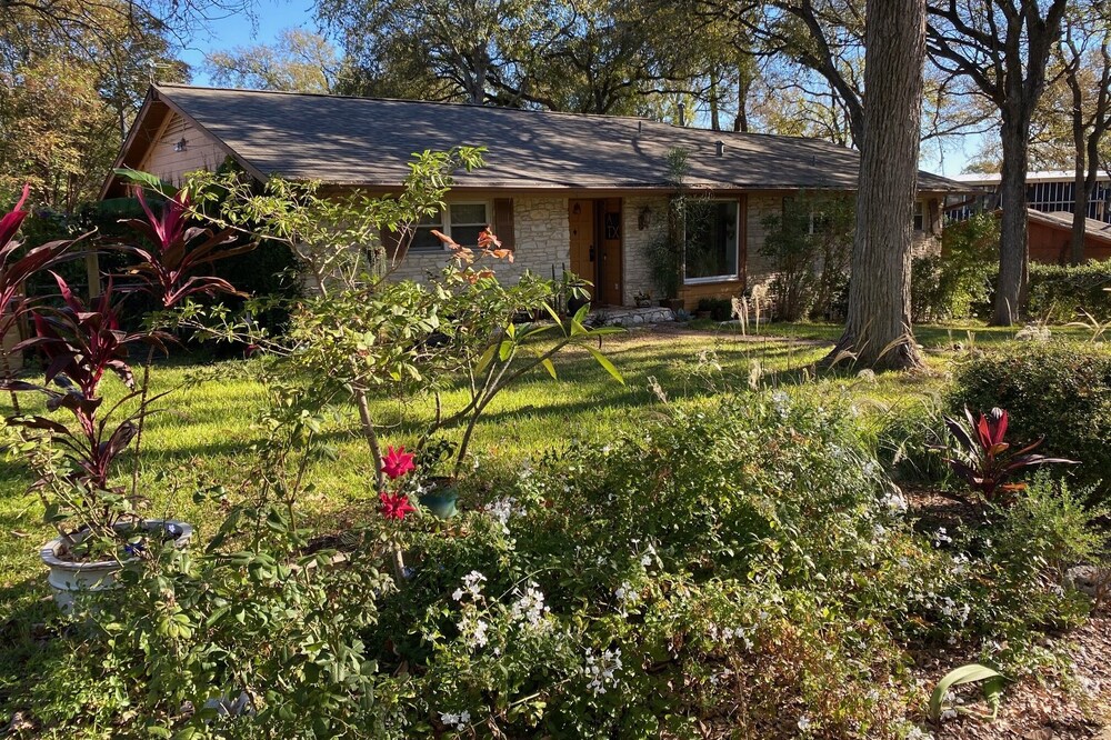 2 Room Suite In Beautiful Barton Hills-Perfect for SXSW, ACL and Barton Springs