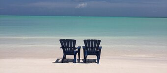 Træd fra din veranda direkte på det bløde hvide sand & krystalklart vand.