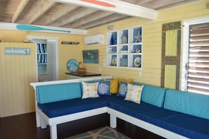 Smart TV, books - Step from your porch onto the soft white sand & crystal clear water. (Spanish Wells)