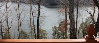 Stunning View of Lake Cumberland Within 1/8 Mile of Public Boat Ramp!