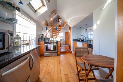 Luxury 1900's romantic retreat steps from the beach - King Suite!