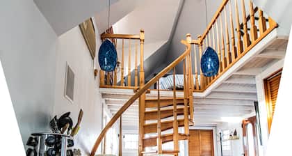 Luxury 1900's romantic retreat steps from the beach - King Suite!