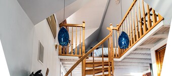 Luxury 1900's romantic retreat steps from the beach - King Suite!