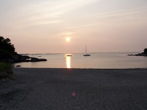 In Strandnähe, Liegestühle, Strandtücher