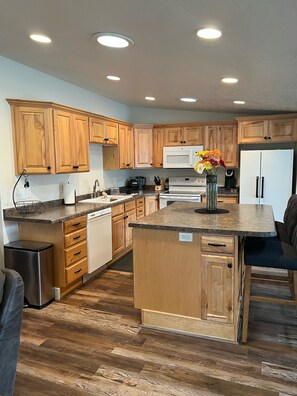 Jääkaappi, mikroaaltouuni, uuni, liesi