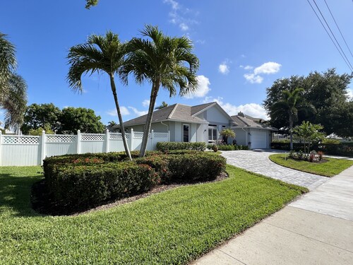 Paradise 3/2 Home On Winter Dr With Canal Access And Dock !!