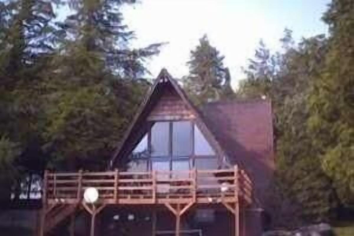 Large Secluded Lakefront Chalet on Chazy Lake
