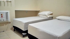 5 sovrum, värdeförvaringsskåp på rummet och skrivbord