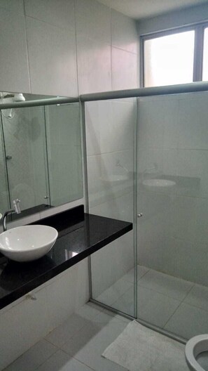 Dusch, hårtork och handdukar