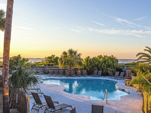 Oceanfront condo w. beach access + community pool.