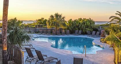 Oceanfront condo w. beach access + community pool.