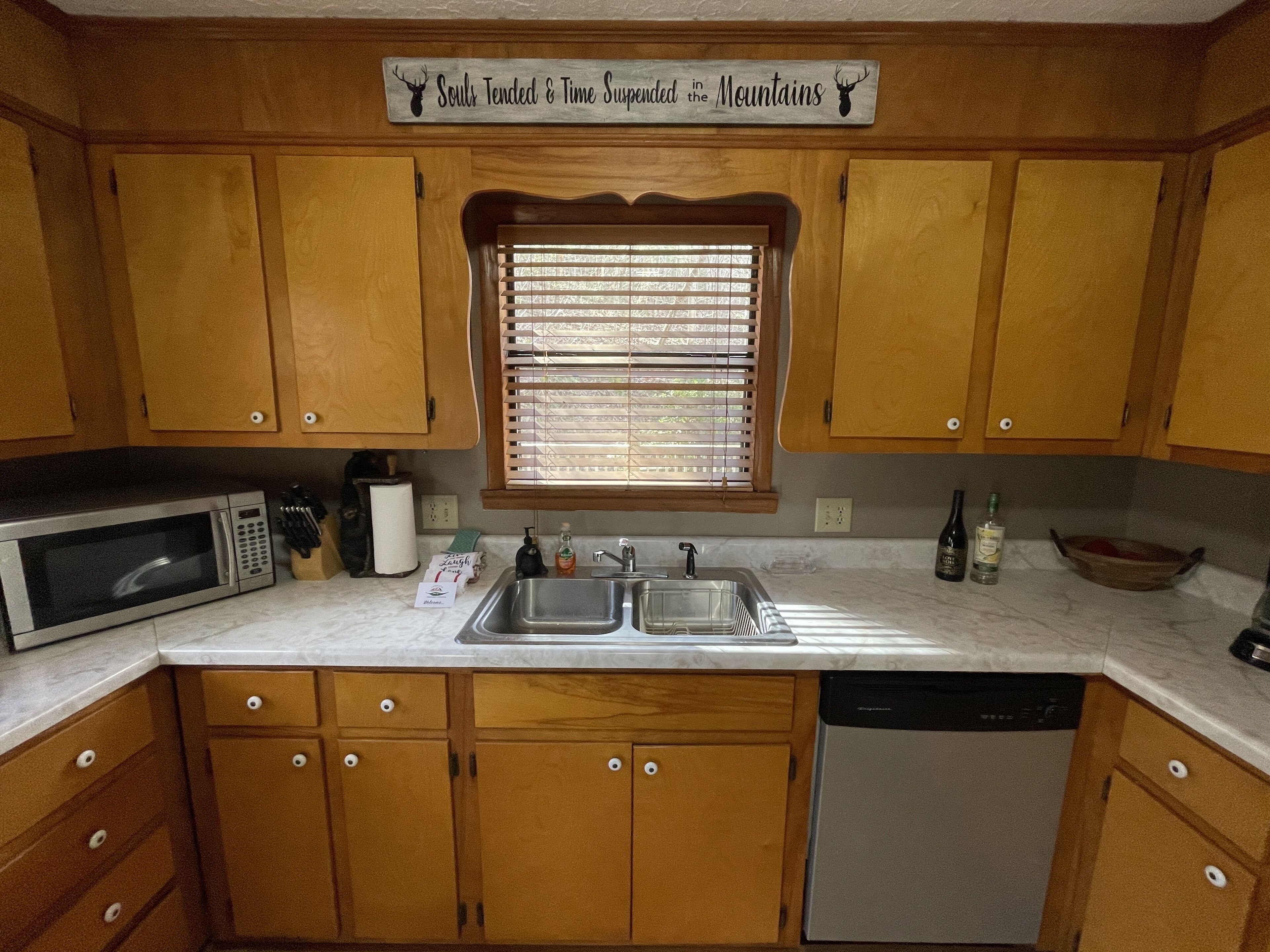 NEWLY RENOVATED - Bear View Cove - Secluded, But Near Activities, With Hot Tub!