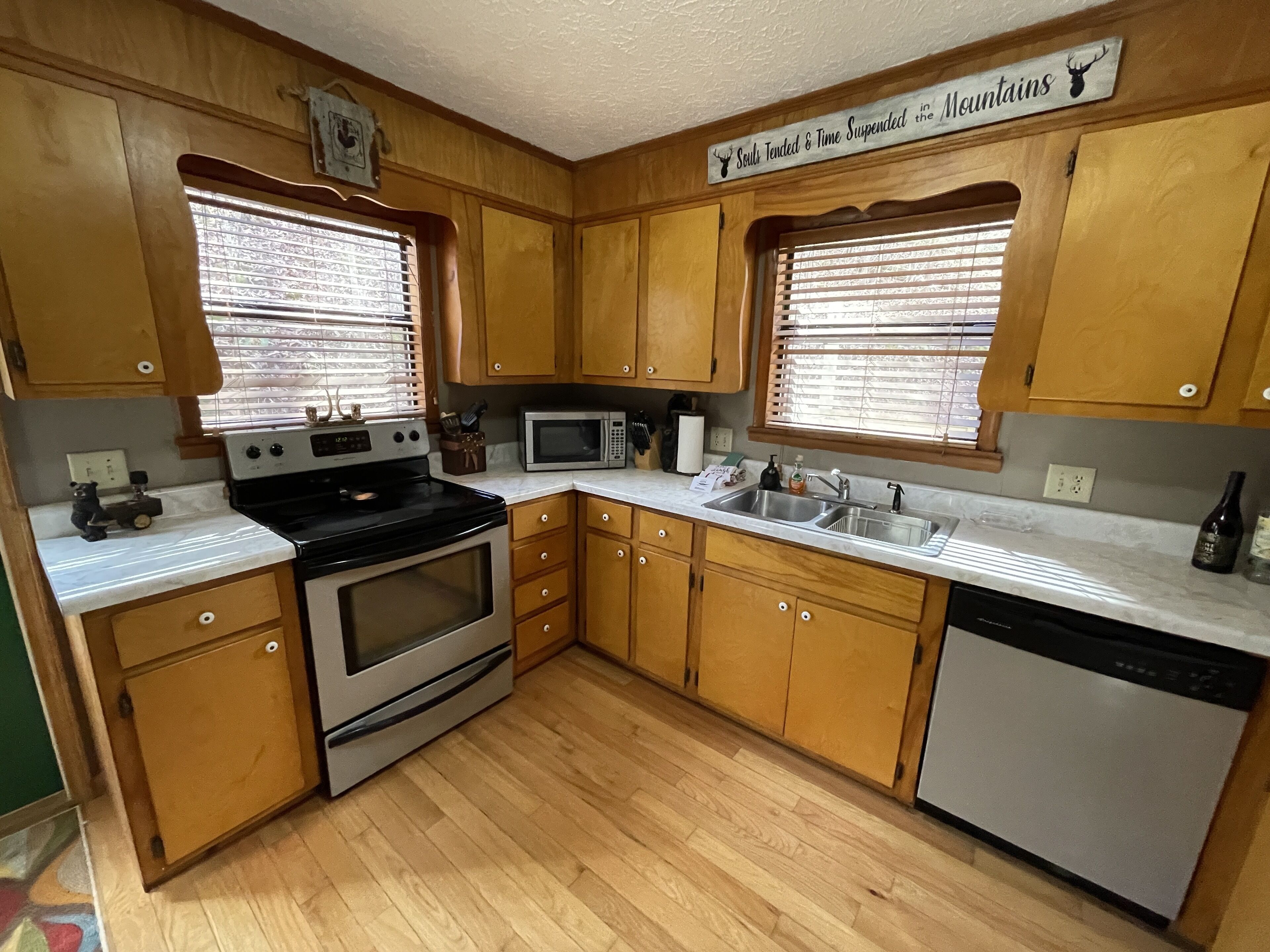 NEWLY RENOVATED - Bear View Cove - Secluded, But Near Activities, With Hot Tub!