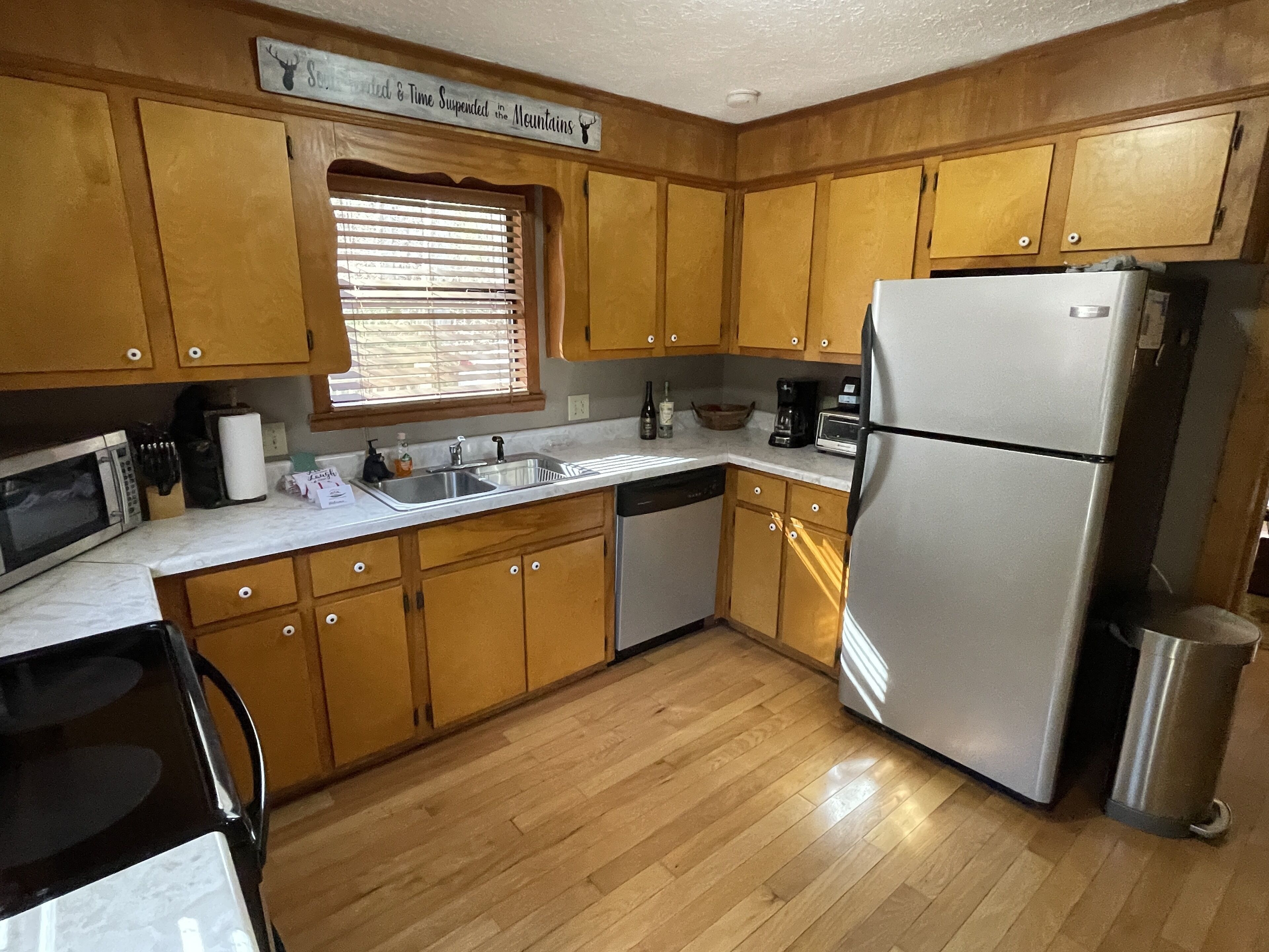 NEWLY RENOVATED - Bear View Cove - Secluded, But Near Activities, With Hot Tub!