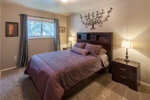 4 habitaciones, escritorio y tabla de planchar con plancha 
