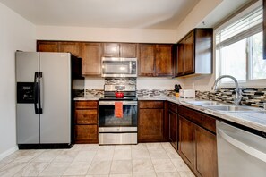 Réfrigérateur, four à micro-ondes, un four, surface de cuisson