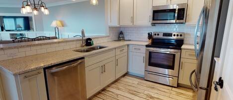 ثلاجة، ميكروويف، فرن، موقد طهي مسطح