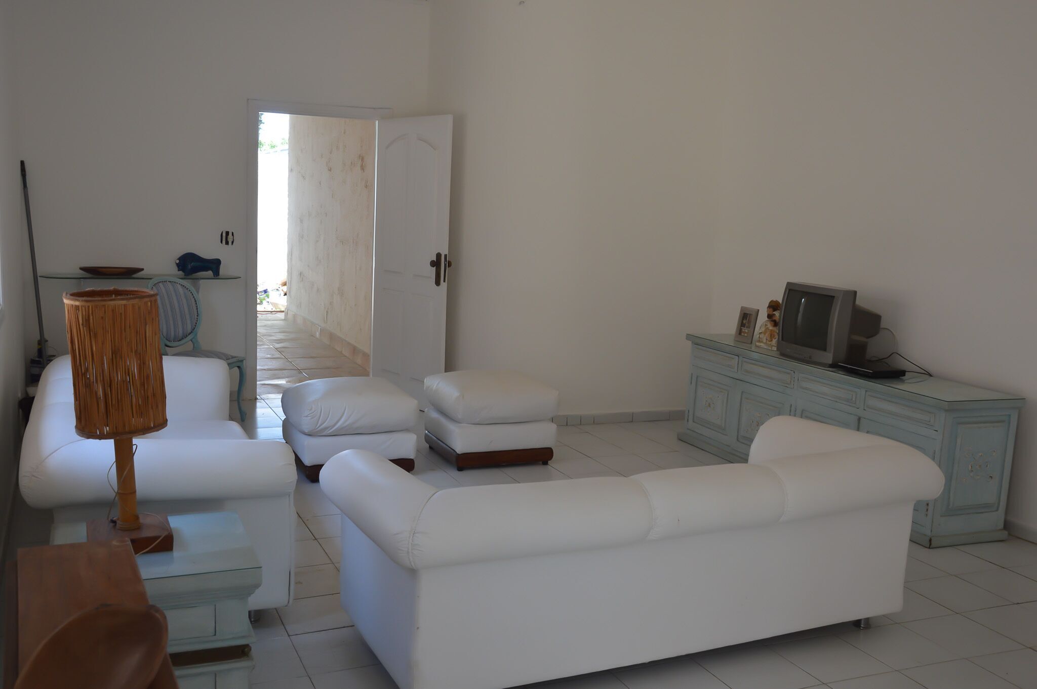 BEACH HOUSE WITH LARGE LIVING ROOM AND INTEGRATED POOL AREA / BARBECUE.