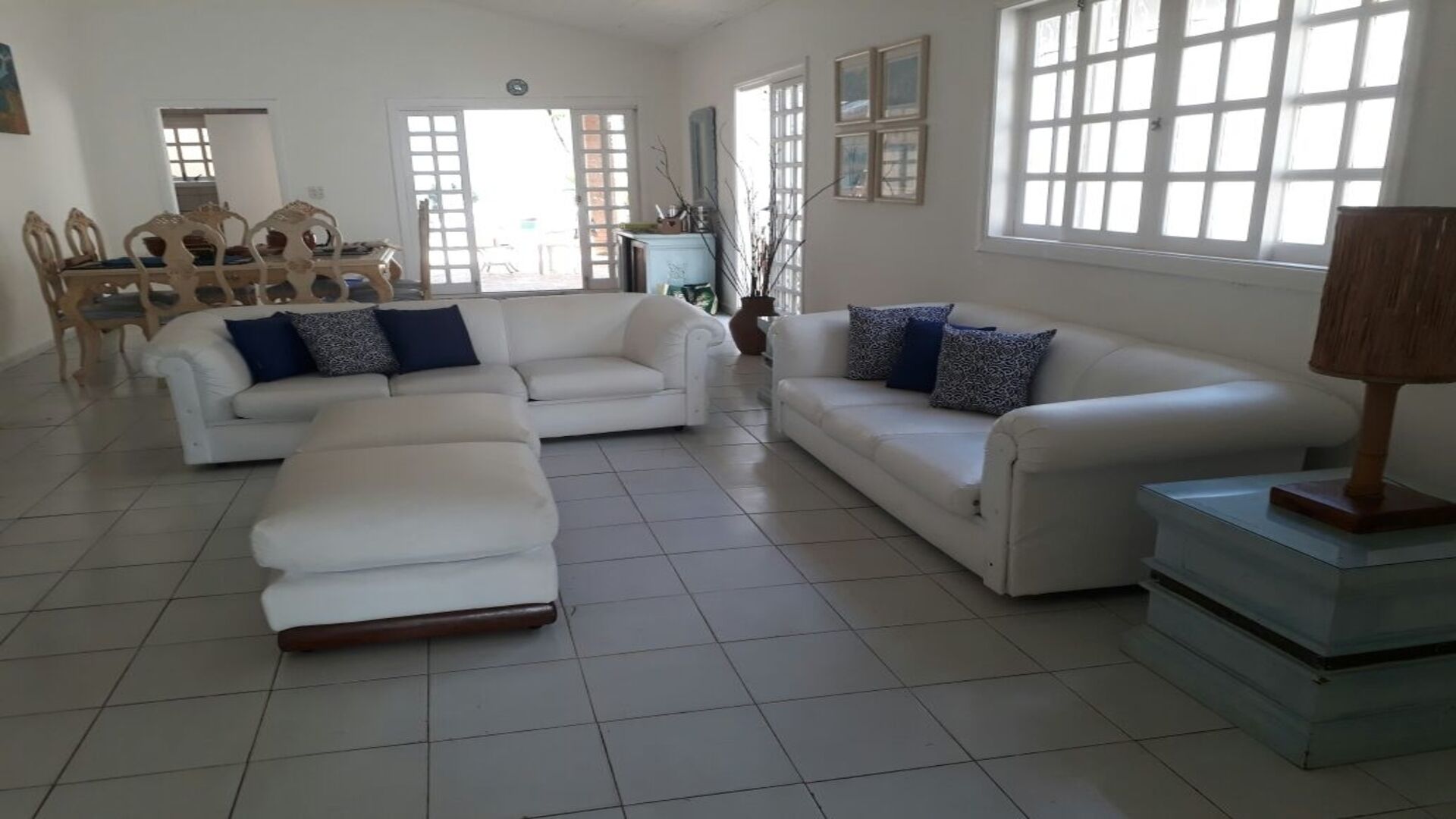 BEACH HOUSE WITH LARGE LIVING ROOM AND INTEGRATED POOL AREA / BARBECUE.