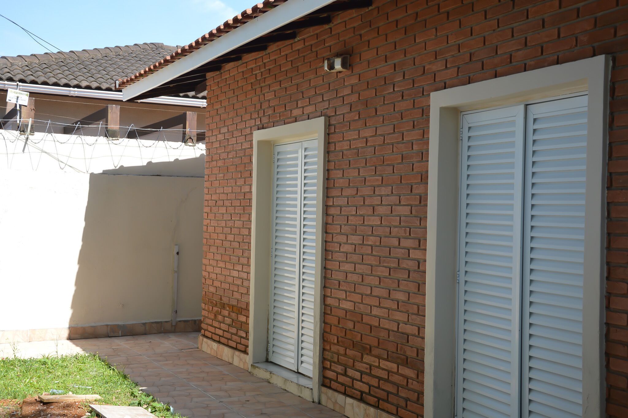 BEACH HOUSE WITH LARGE LIVING ROOM AND INTEGRATED POOL AREA / BARBECUE.