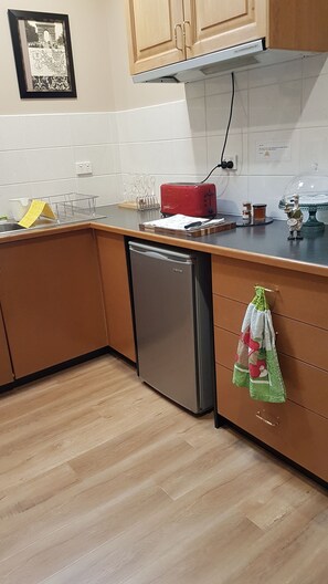 Refrigerador, microondas, cafetera y tetera y tetera eléctrica 