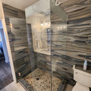 Combined shower/bathtub, jetted bath, hair dryer, towels