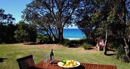 ABSOLUTE Mollymook BEACHFRONT- Direct beach access and views / Wifi / Smart TV