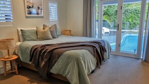 4 bedrooms, iron/ironing board, Internet, bed sheets - The Shack Noosa - Walk to Shops & Restaurants (Noosa Heads)