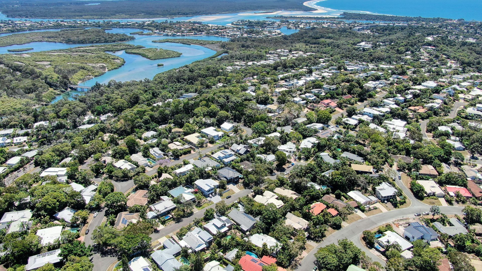 The Shack Noosa - Walk to Shops & Restaurants — image 4