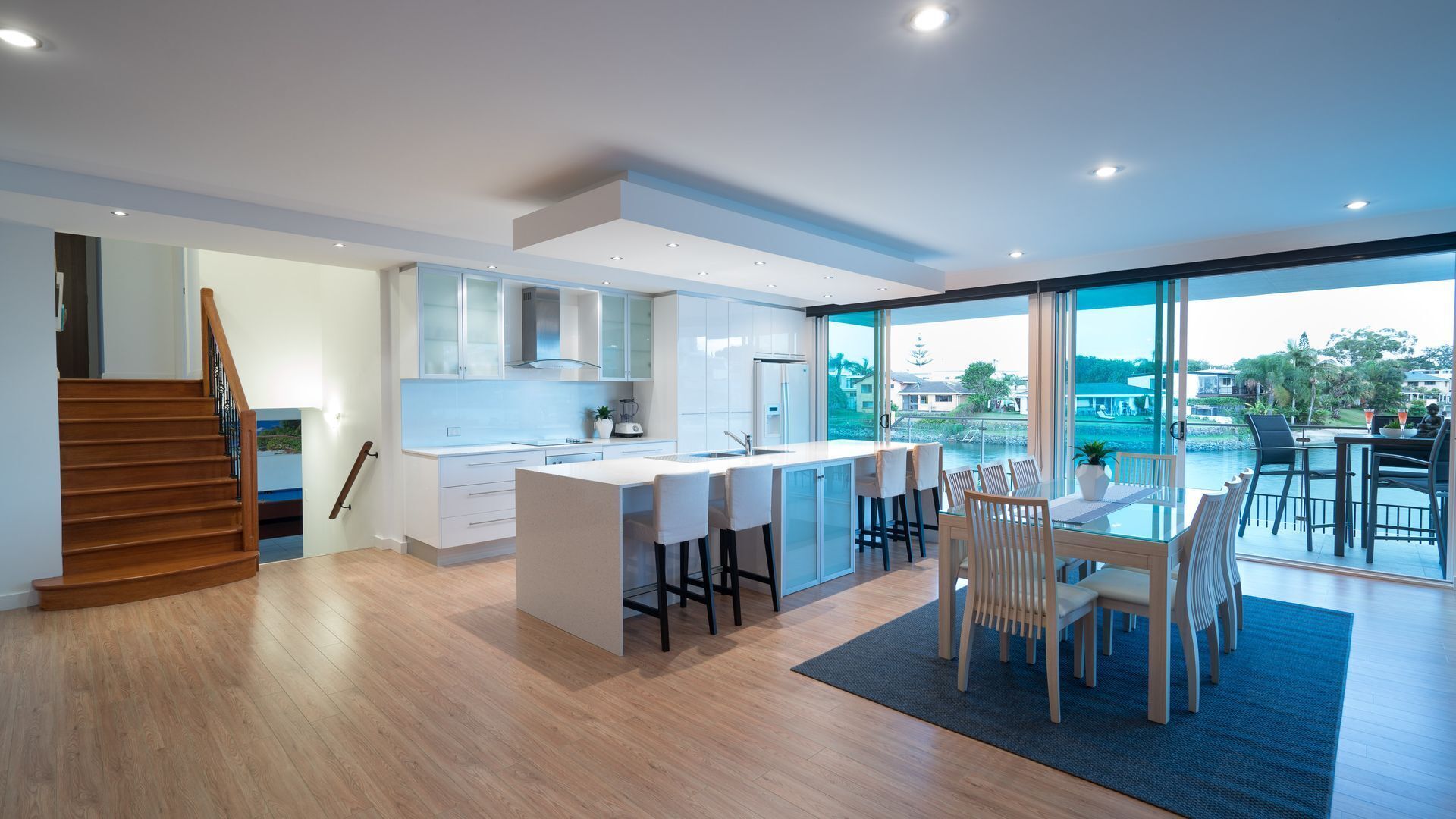 SPACIOUS HOME FOR FAMILY GROUPS - A SHORT WALK TO THE HEART OF BROADBEACH