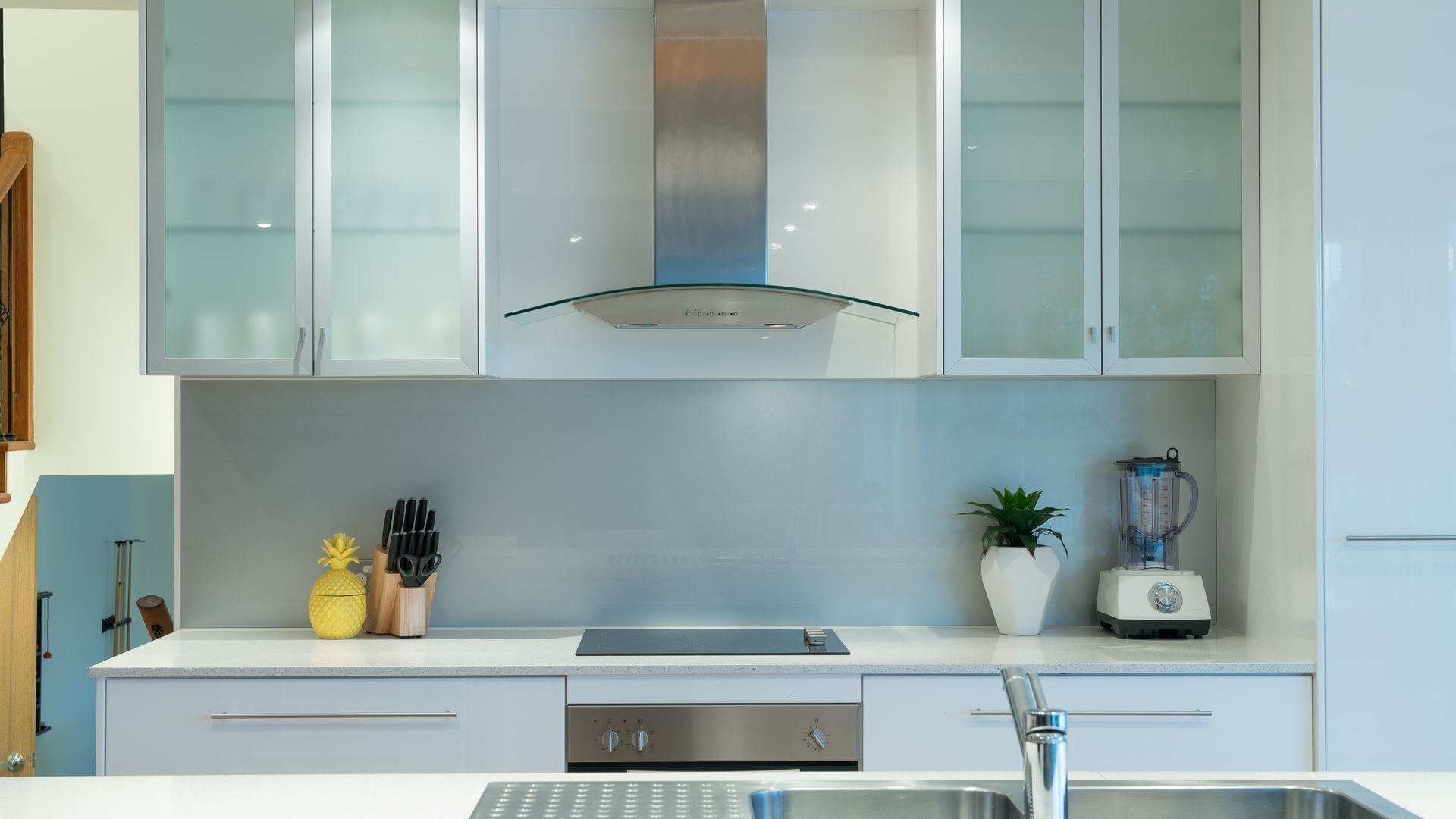 SPACIOUS HOME FOR FAMILY GROUPS - A SHORT WALK TO THE HEART OF BROADBEACH