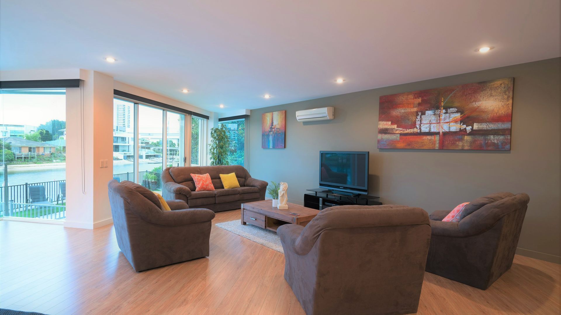 SPACIOUS HOME FOR FAMILY GROUPS - A SHORT WALK TO THE HEART OF BROADBEACH