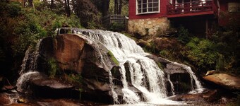 The Cabin at Maggie's Farm on rushing Tucker Creek, ørretdammen, Blue Ridge Pkwy 