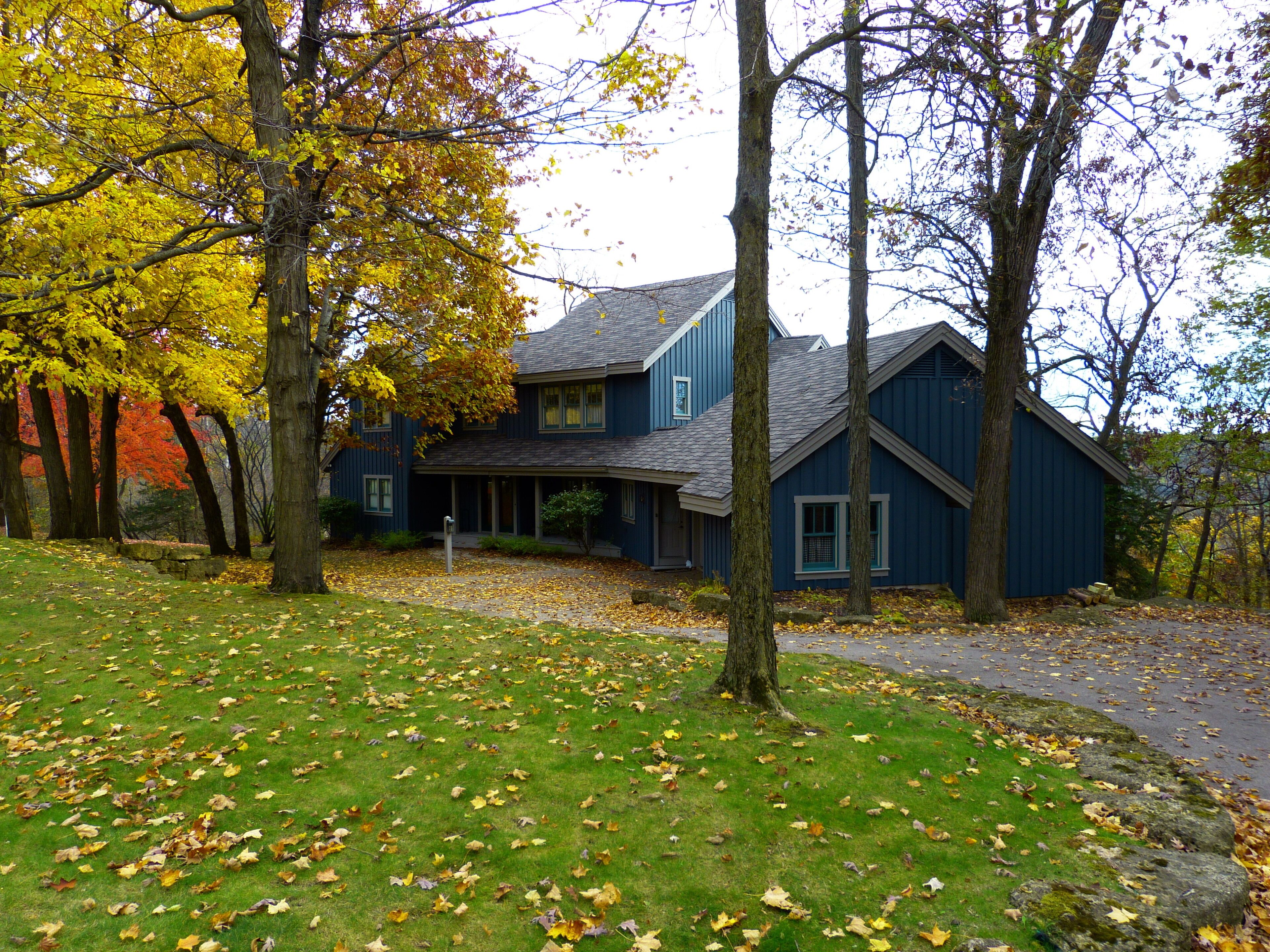 Paula's Folly: quiet upscale home with fantastic views of the Galena Territory.