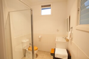 Dusche, Haartrockner, Handtücher, Seife