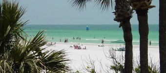 REMODELED, 100 PAS VOS PLAGES SUR LA PLAGE DE CRESCENT, À LOUER DEPUIS 1998, SOMMEIL 6 DANS DES LITS