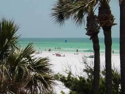 100 STEPS YOU'RE ON USA's #1 BEACH,RENTING SINCE 1998, SLEEP 6 IN BEDS