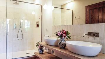 Asciugacapelli, bidet, asciugamani, sapone