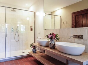 Haartrockner, Bidet, Handtücher, Seife
