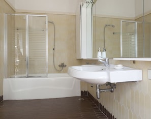 SĂšche-cheveux, bidet, serviettes fournies, savon
