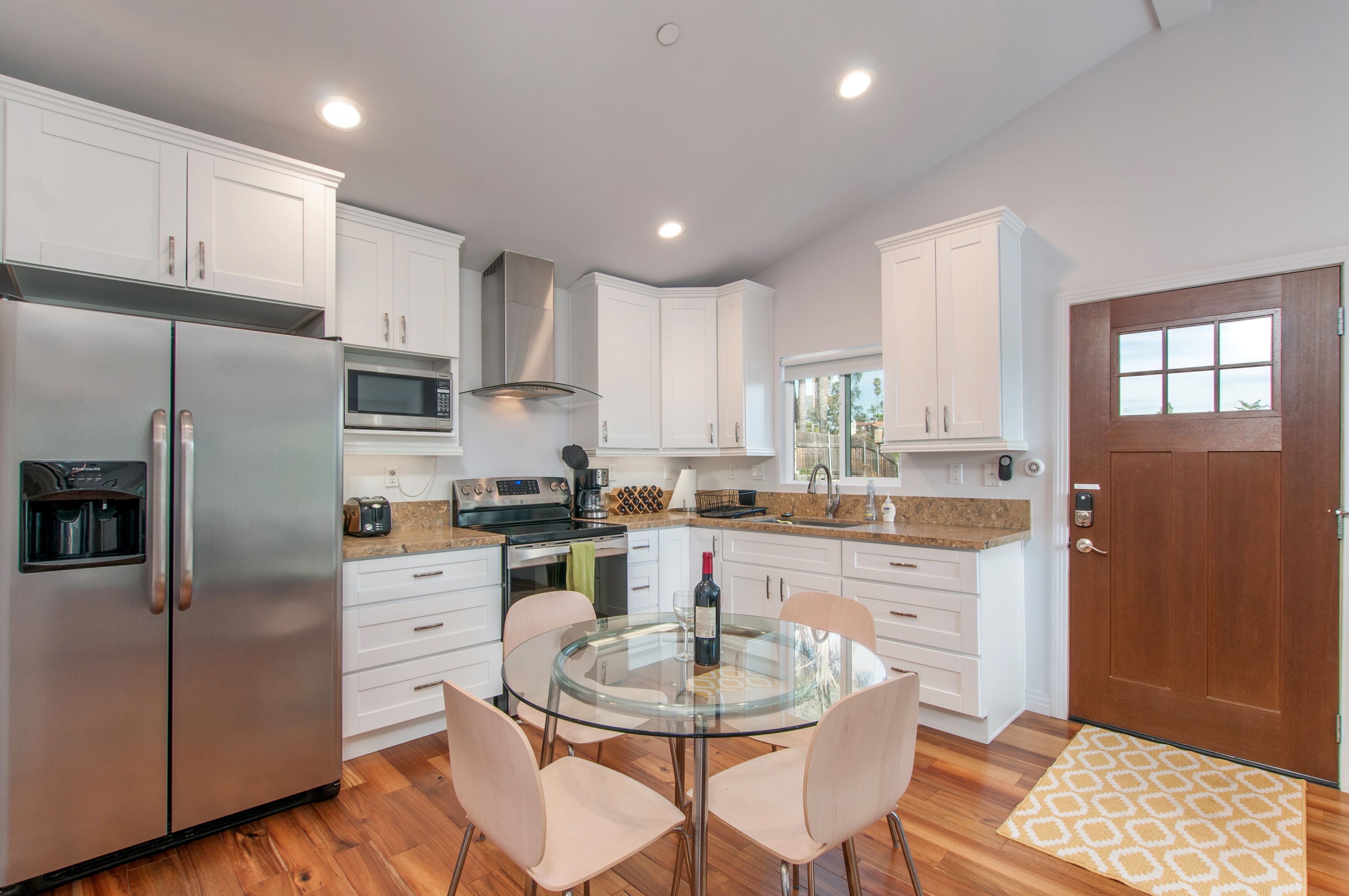 House on a Hill w/ Gorgeous Views! Comfy King Bed, Full Kitchen, Wifi