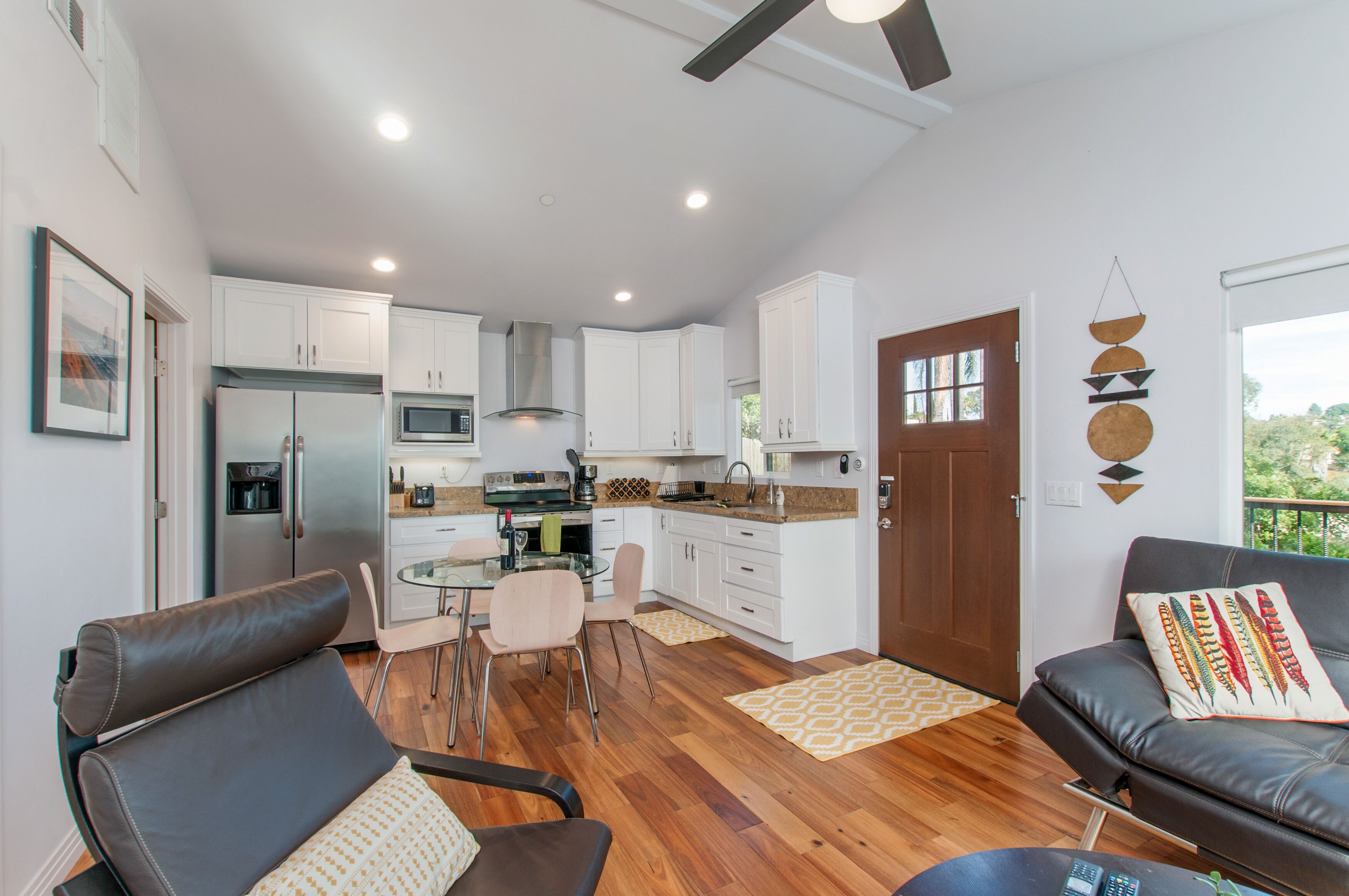 House on a Hill w/ Gorgeous Views! Comfy King Bed, Full Kitchen, Wifi